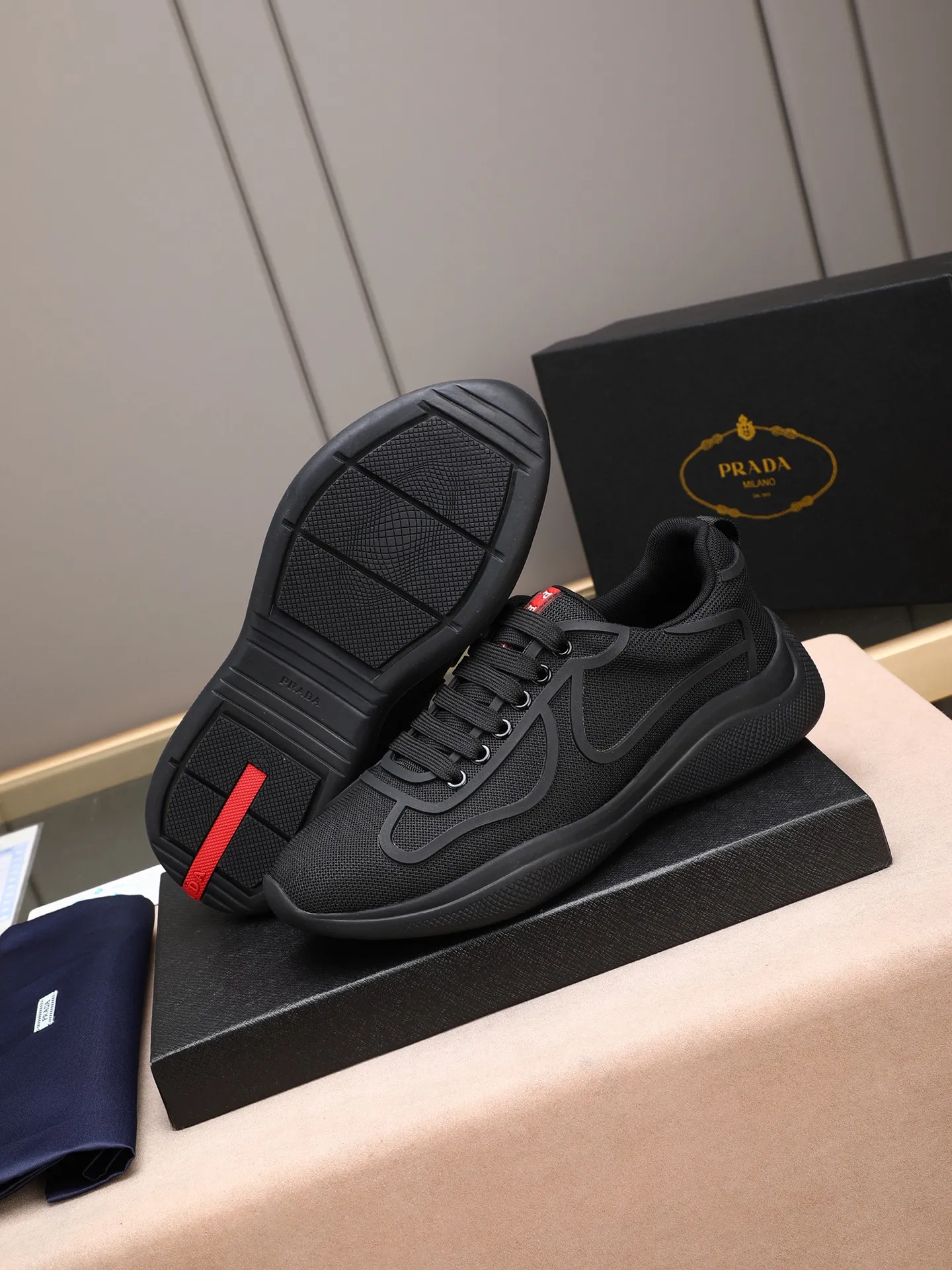 Men's shoes 💰400 PRADA/Prada men's lace-up casual sports shoes, the upper is made of imported rubber and breathable mesh. It is soft, comfortable and breathable. The tongue is decorated with the PRADA brand letter logo. The thick rubber sole echoes the red label tongue. The style is fashionable and elegant. The details are carefully crafted. A casual sports shoe with a super western style and excellent breathability!  Size: 38-44 (45 46 customized)